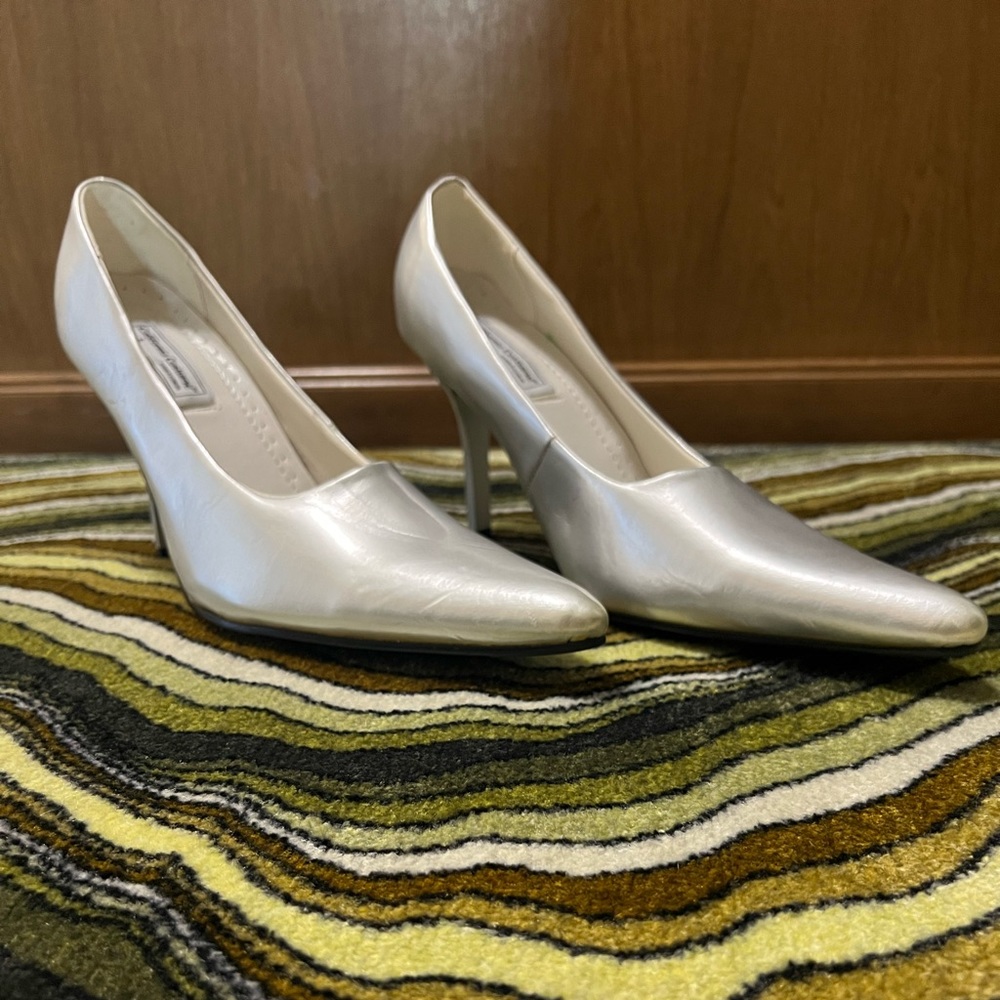 5/$20 NWOB Silver Costume Pumps